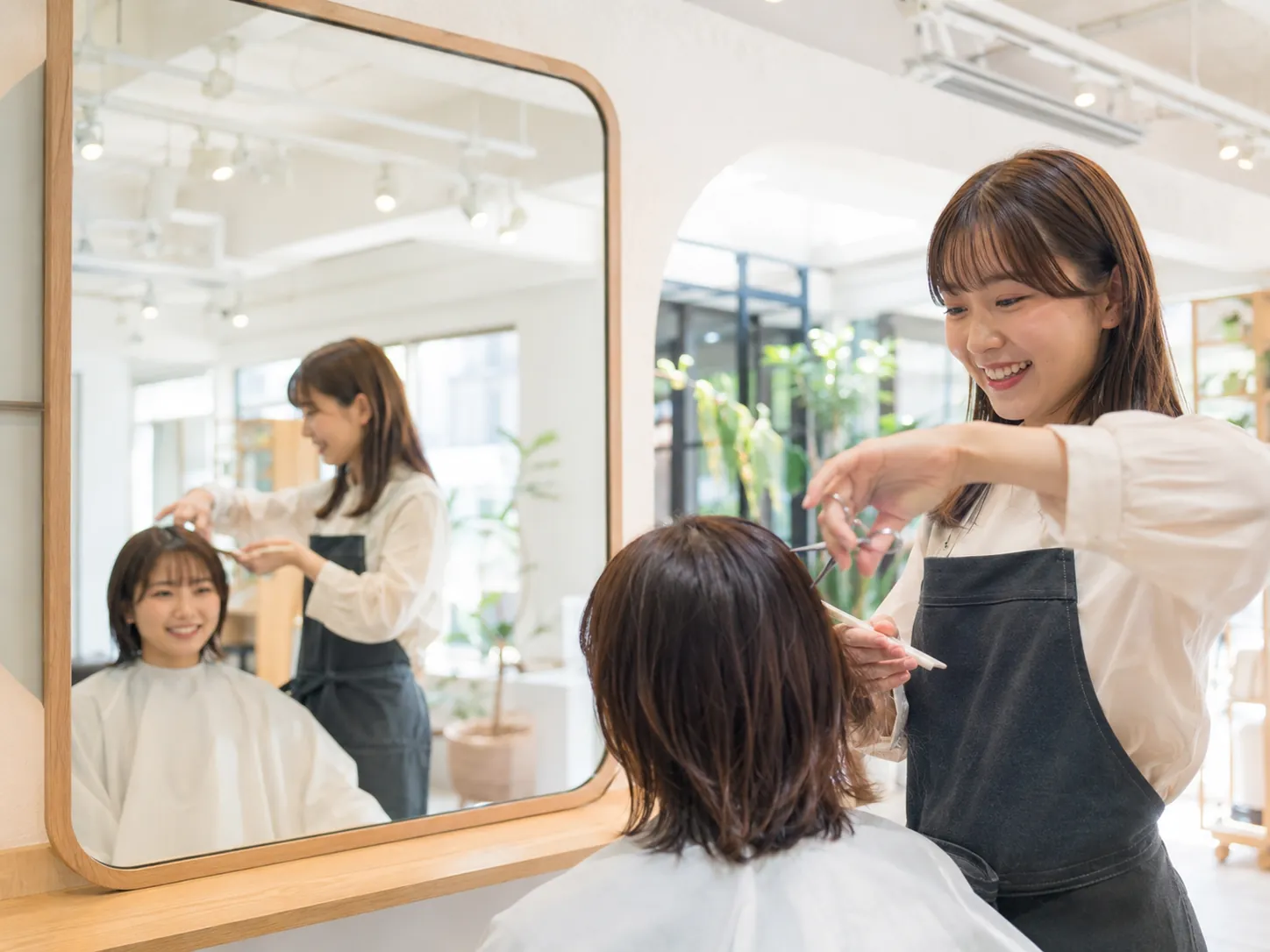 サロンでお客様のカットを担当するジュニアスタイリスト